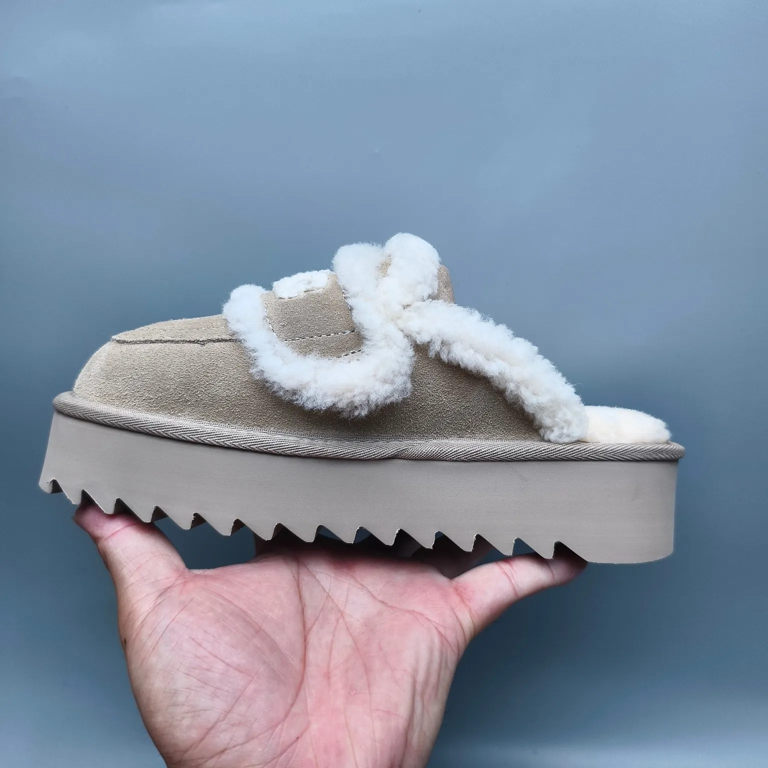 💰480 UGG sheepskin all-in-one snow boots 1208 Thick-soled curly fur casual fur flip flops with large logo Color: maroon sand antelope brown black chocolate Code number: 35-40 yards